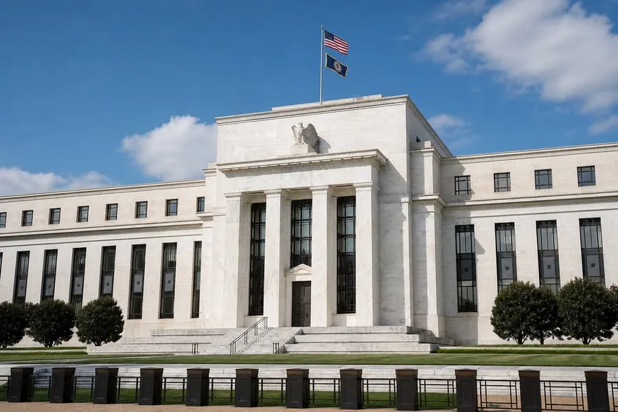 Fed arranca reunião decisiva — o impacto das taxas americanas na Euribor e no crédito habitação